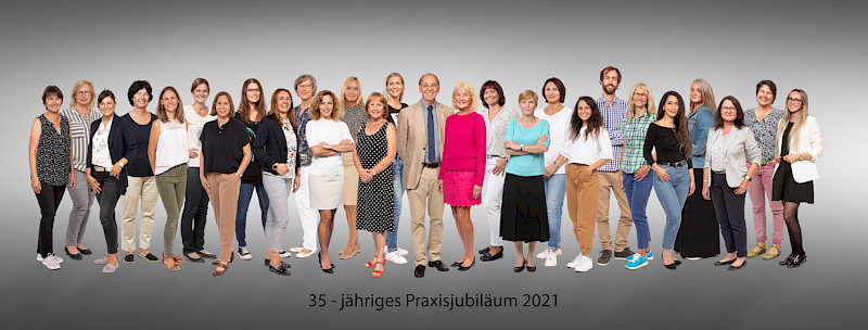 27 Mitarbeiter:innen der Augenpraxisklinik Kempten zum 35-jährigen Praxisjubiläum 2021